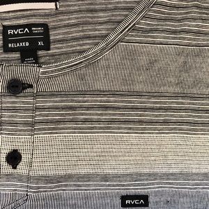 Men’s relaxed fit, long sleeved shirt